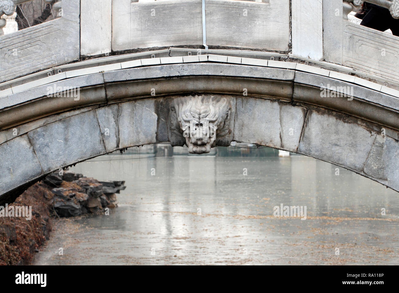Un pont au Palais d'été, Pékin, Chine. Banque D'Images