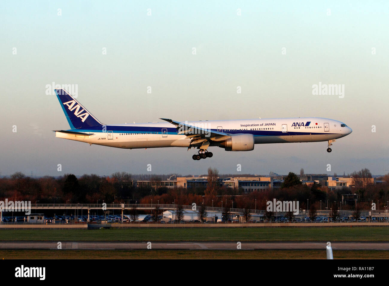 Boeing 777-300, ANA, JA785A, All Nippon Airways, à l'atterrissage à Heathrow, Londres airport terminal 5 piste. UK Banque D'Images