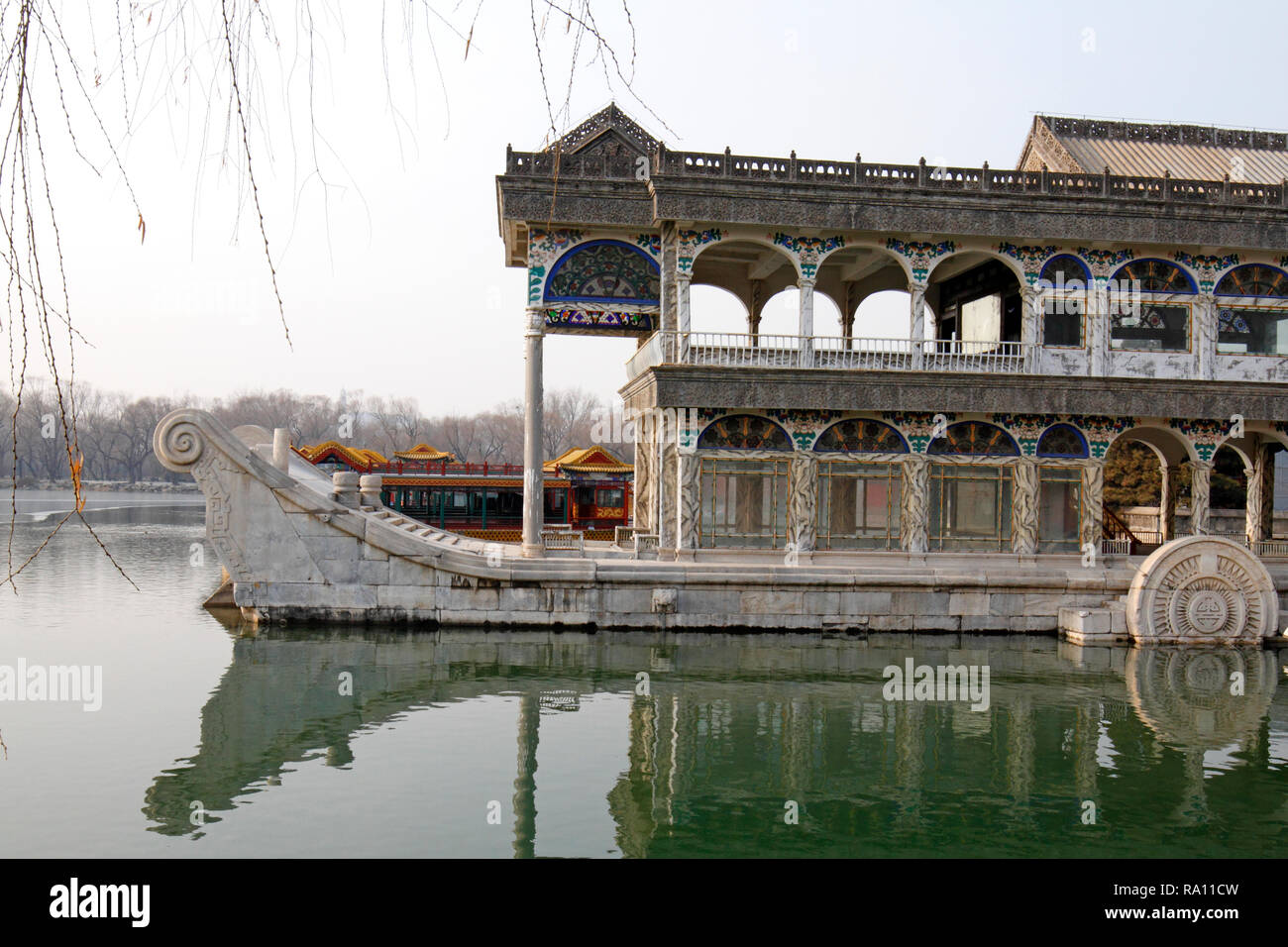 Le bateau de marbre ou de pierre, en 1755, dynastie Qing. 1893 réparé, le Palais d'été, Pékin. La Chine. Voile de pureté et simplicité et claire. Bateau Pacifique Banque D'Images