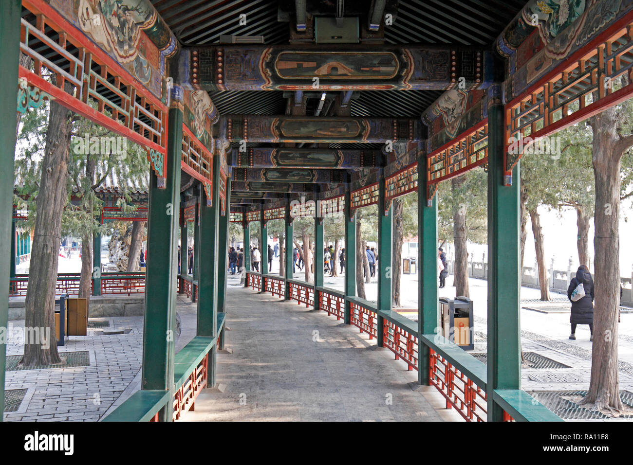 Intérieur de la long couloir avec plafond peint décoré. Par l'intermédiaire de passerelle du Palais d'été, Pékin, Chine Banque D'Images