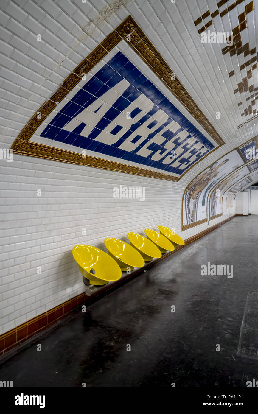 Chaises de métro paris Banque de photographies et d'images à haute  résolution - Alamy