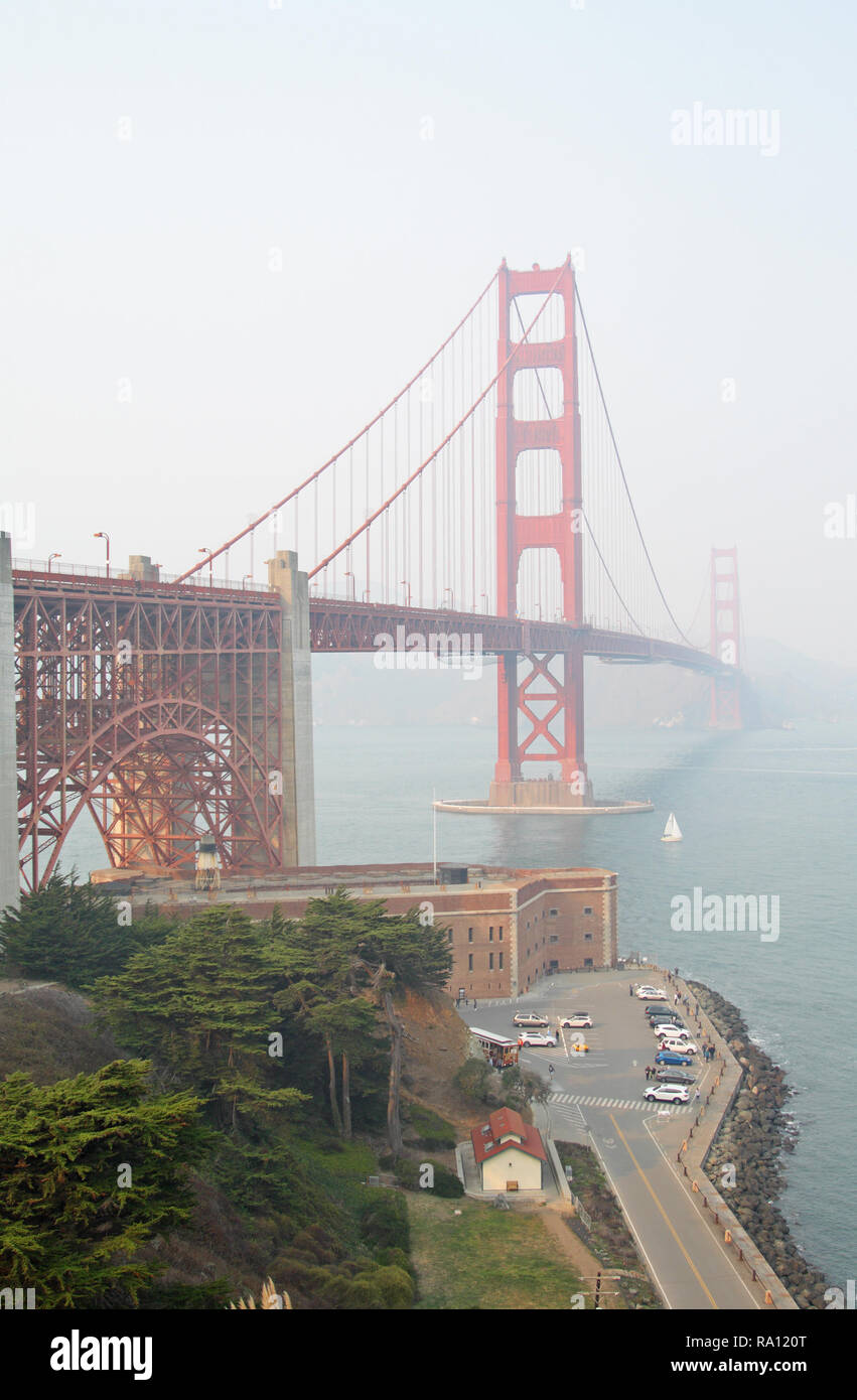 Le Golden Gate Bridge, à la batterie au nord de Lancaster, avec de la fumée de novembre 2018 haze Northern Calfornia incendies de forêts Banque D'Images