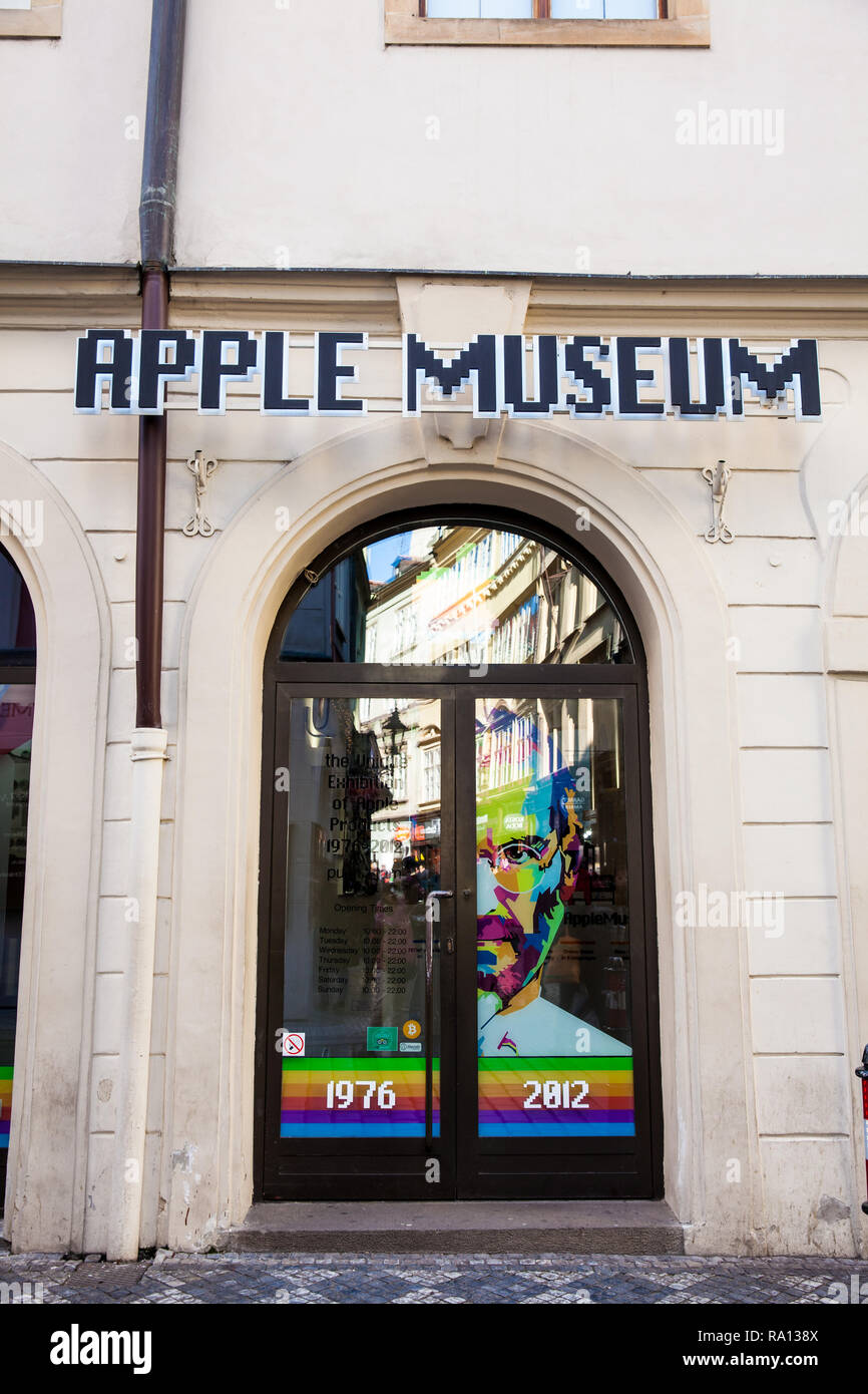 PRAGUE, RÉPUBLIQUE TCHÈQUE - Avril 2018 : façade du Musée d'Apple à la Vieille Ville à Prague Banque D'Images