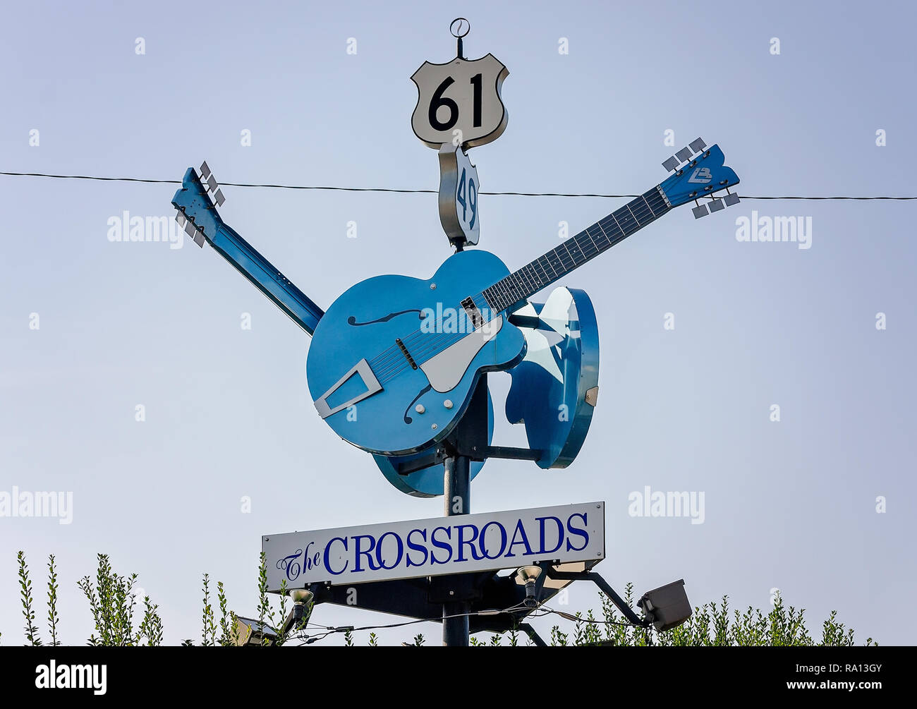 Un trio de guitares électriques marque le "Devil's Crossroads," le 8 août, 2016, dans la région de Clarksdale, Mississippi. Banque D'Images
