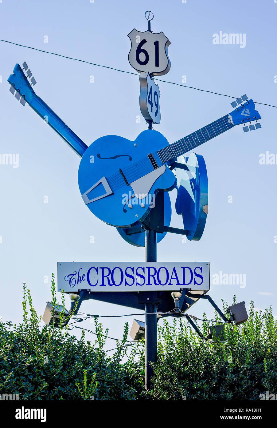 Un trio de guitares électriques marque le "Devil's Crossroads," le 8 août, 2016, dans la région de Clarksdale, Mississippi. Banque D'Images