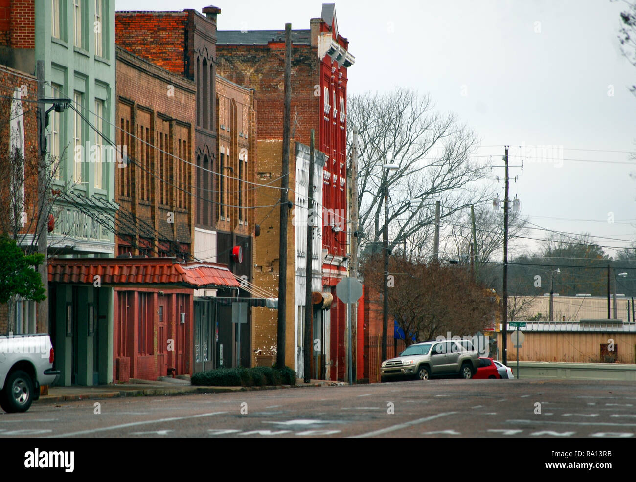 Une ligne colorée de bâtiments historiques, de rénovation des magasins et galeries, sont illustrés dans le centre-ville de Meridian, Mississippi. Banque D'Images