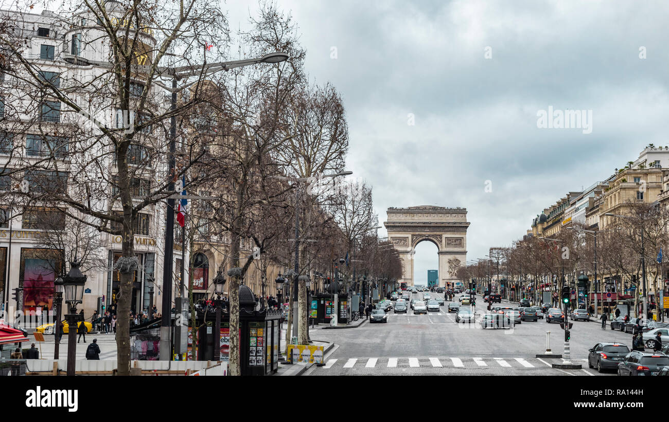 Paris, France - 28 janvier 2018 : Vue de l'emblématique Arc de Triomphe monument français dans la ville de Paris, France. Banque D'Images