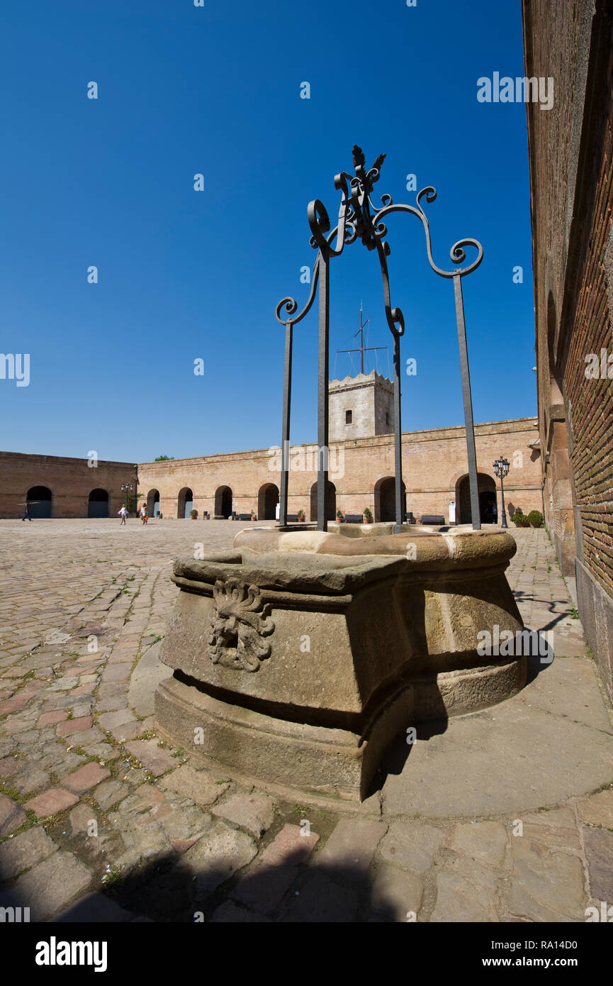 Une fontaine d'eau au Castell de Montjuic (Château de Montjuïc) qui est une ancienne forteresse militaire construit en 1640 Barcelone, Espagne Banque D'Images