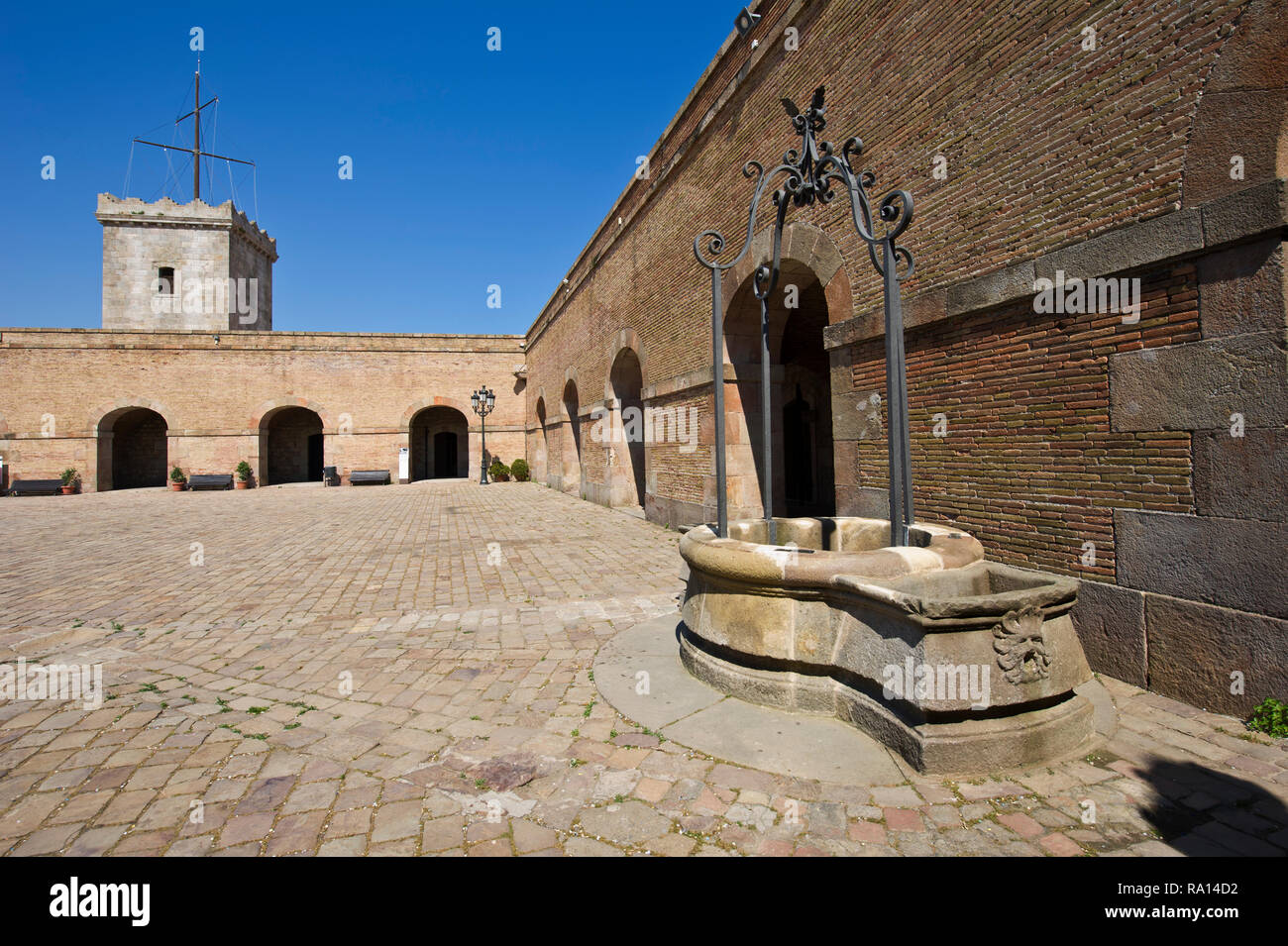 Une fontaine d'eau au Castell de Montjuic (Château de Montjuïc) qui est une ancienne forteresse militaire construit en 1640, Barcelone, Espagne Banque D'Images