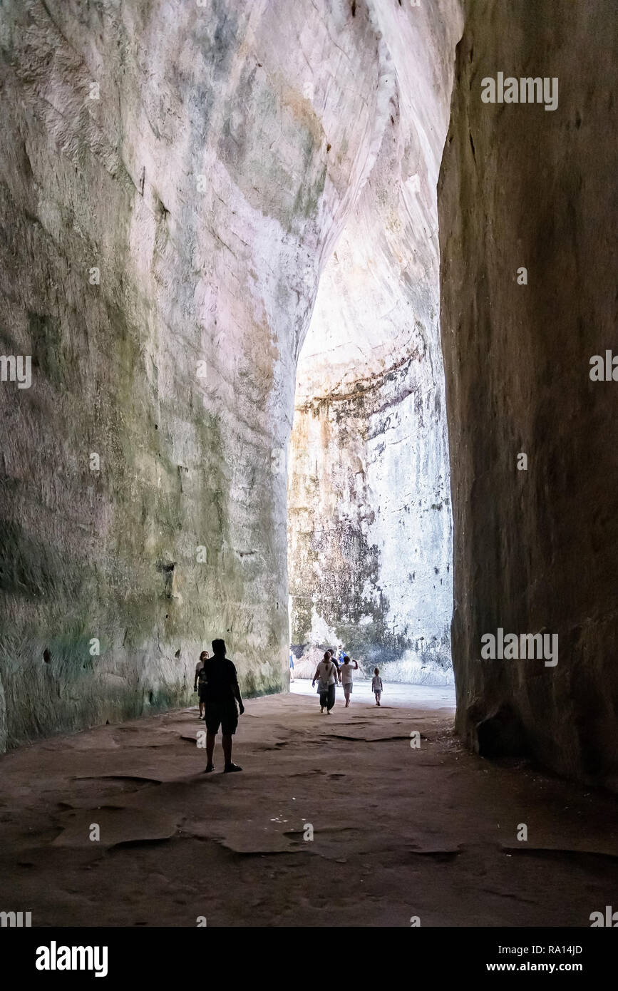 Syracuse, Sicile, Italie - 23 août 2017 : les touristes visiter l'oreille de Dionysius caverne dans Parc archéologique de Syracuse. Banque D'Images