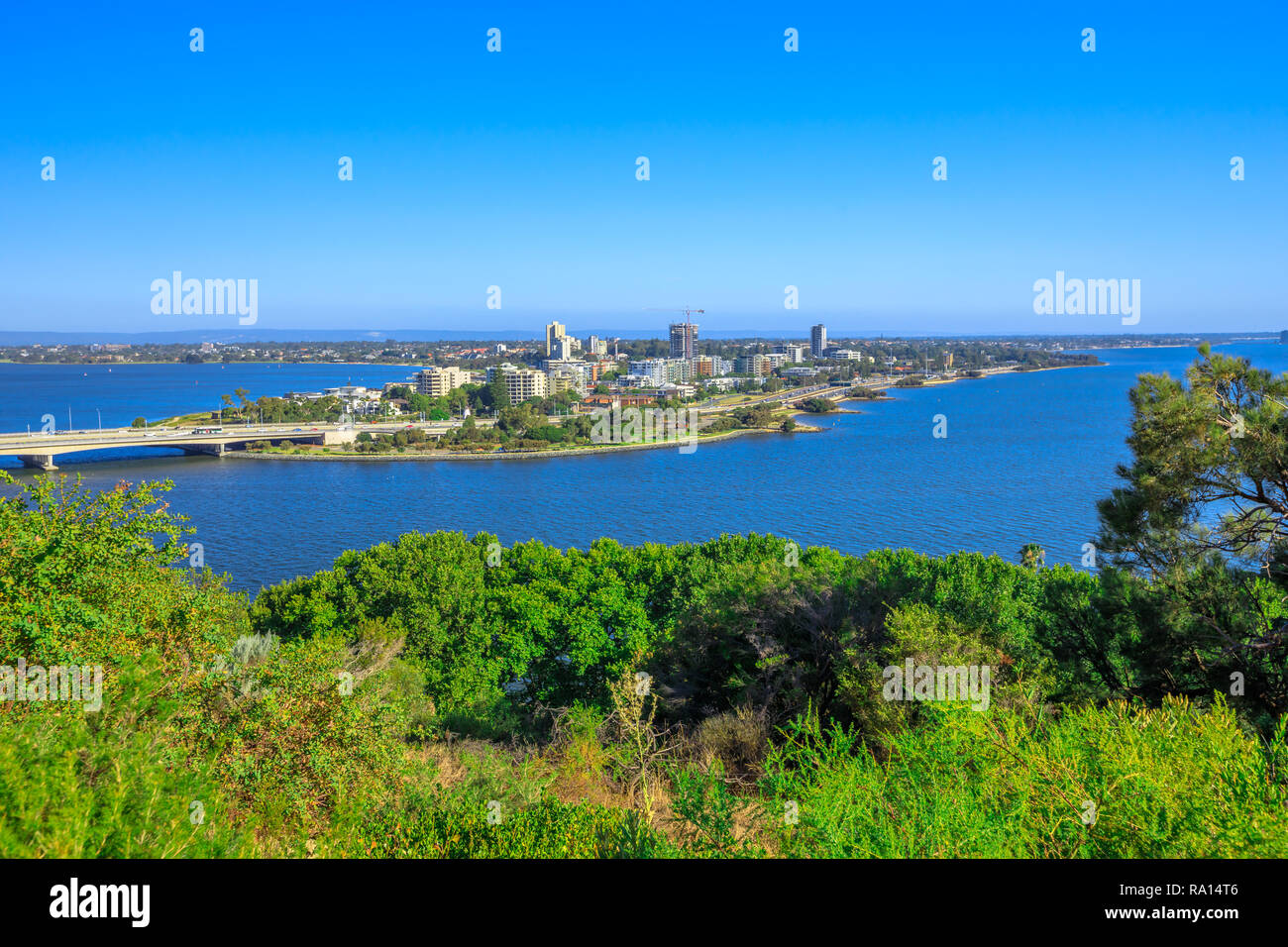Mill Point sur la rivière Swan voir de Kings Park à Perth, Australie occidentale. Journée ensoleillée, ciel bleu avec l'exemplaire de l'espace. Perth skyline vue aérienne. Banque D'Images