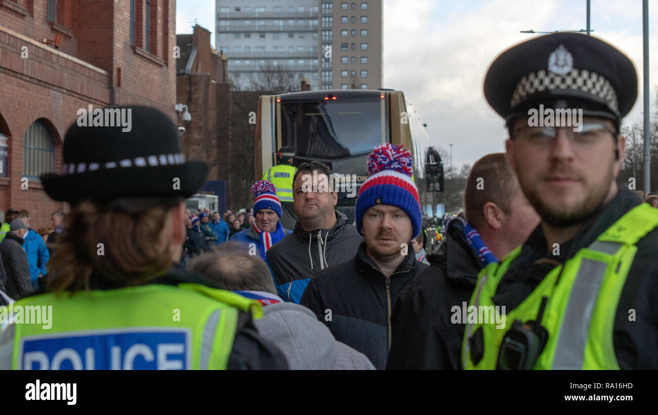 Glasgow, Ecosse, Royaume-Uni. 29 Décembre, 2018. Rangers canadiens ont gagné 1-0 à plein temps, à la maison à Ibrox Stadium, avec un but inscrit par Jack (30 minutes). À l'heure, malgré une présence policière massive, des bombes de fumée ont été lancés au cours de l'arrivée de l'équipe celtique bus. Au milieu des tensions de plus en plus, les fans ont été tenus à l'écart avant le coup d'envoi à 12 h 30, ainsi qu'après le match. Les agents de police ont été vus en train de filmer la foule à l'extérieur du terrain. Iain McGuinness / Alamy Live News Banque D'Images