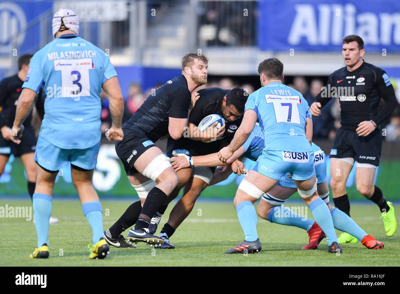 Londres, Royaume-Uni. Dec 29, 2018. Mako Vunipola des Saracens est abordé par Sam Lewis de Worcester Warriors pendant Gallagher Premiership Rugby Tour 11 Correspondance entre les Saracens et Worcester Warriors at Allianz Park Samedi, 29 décembre 2018. Londres en Angleterre. (Usage éditorial uniquement, licence requise pour un usage commercial. Aucune utilisation de pari, de jeux ou d'un seul club/ligue/dvd publications.) Crédit : Taka G Wu/Alamy News Crédit : Taka Wu/Alamy Live News Banque D'Images