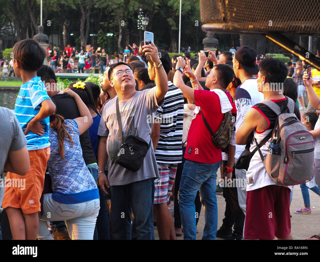 Manille, Philippines. 18 mars, 2012. Un homme pratiquant le parc vu prendre une à selfies Luneta park pendant les vacances de Noël les vacances saison.viens comme locations de feuilles pour les Philippins. Ils passent beaucoup de temps avec leurs familles à profiter et ont des liens avec les proches. Credit : Josefiel Rivera SOPA/Images/ZUMA/Alamy Fil Live News Banque D'Images