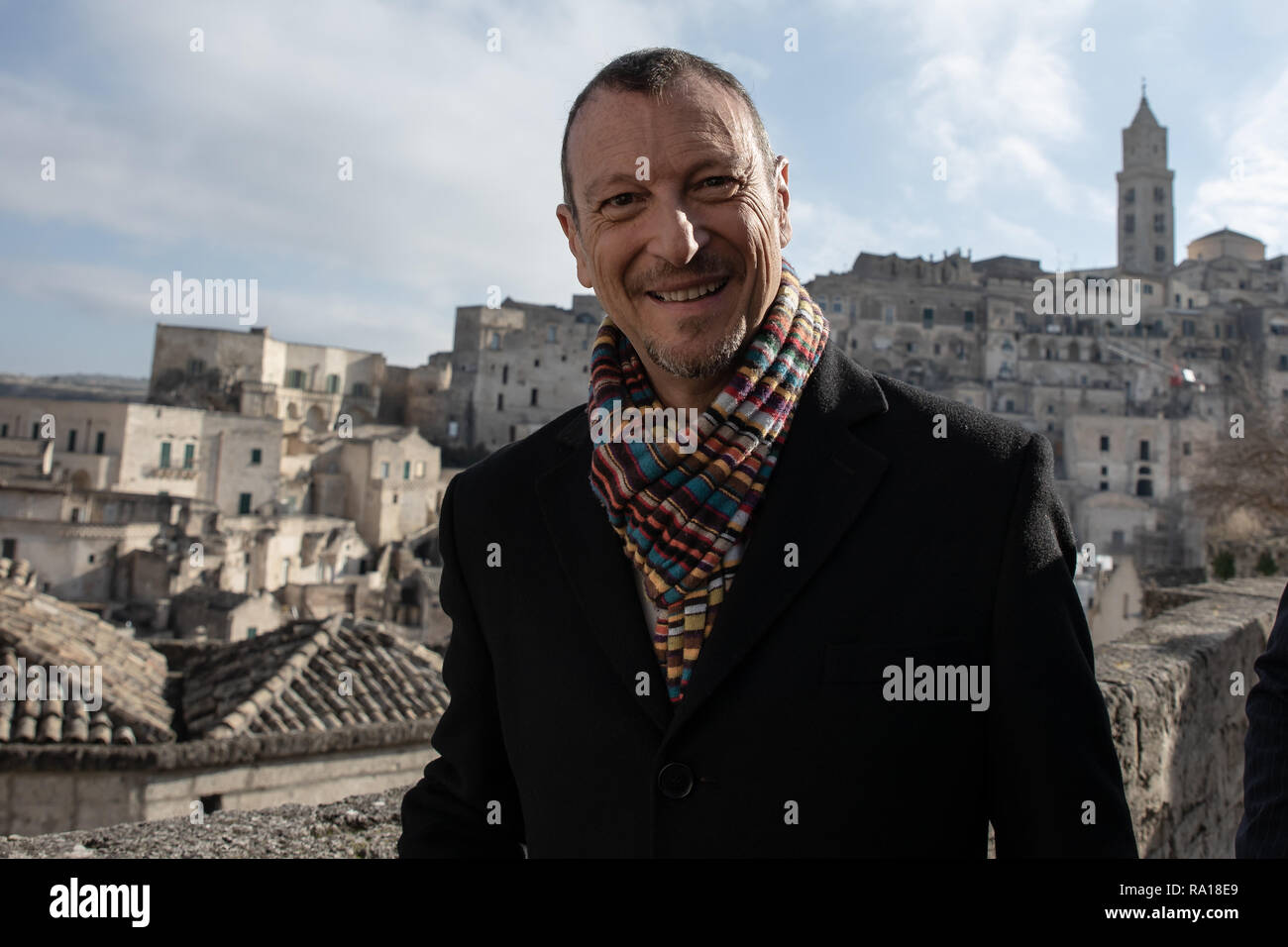 Amadeus présentateur du programme de télévision rai 1 de la nouvelle année  'l'anno che d' vu indiquant à la recherche et le matera pierres avant la  conférence de presse Photo Stock -