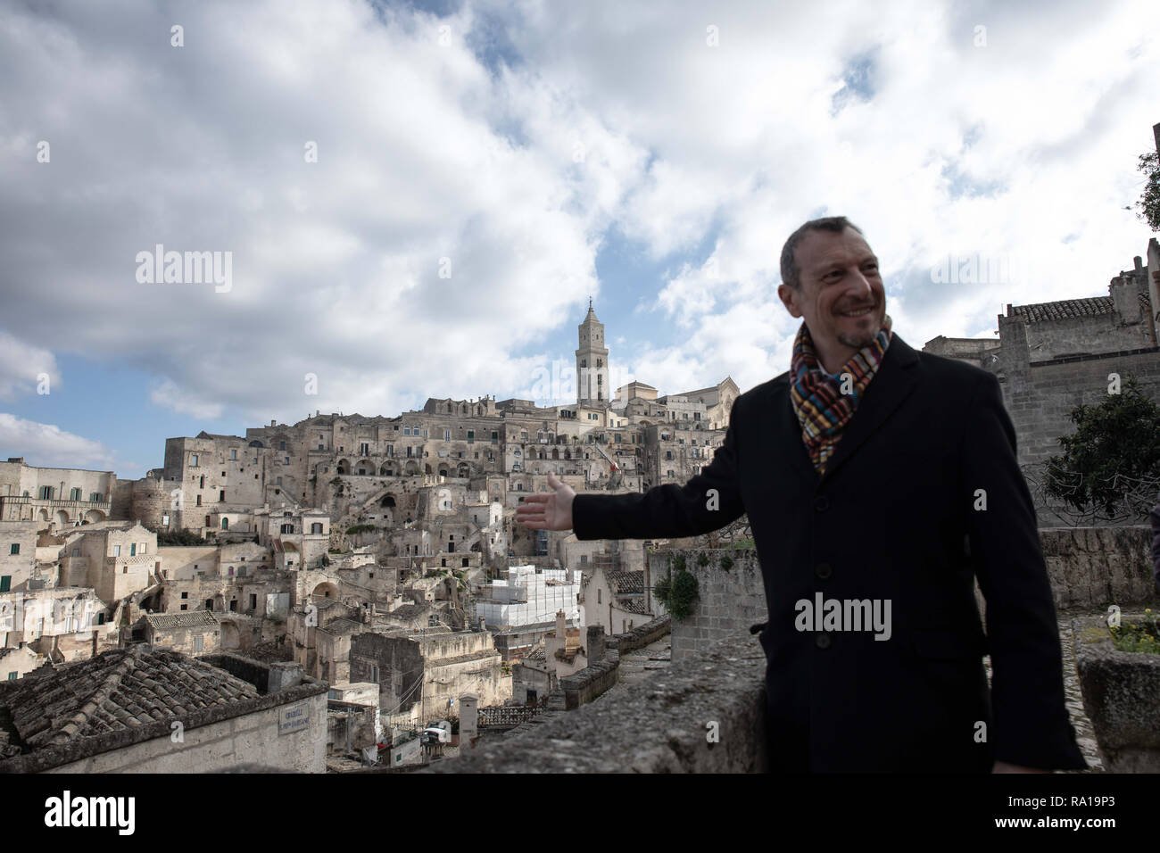 Matera, Italie. Dec 29, 2018. 'Amadeus' présentateur du programme de télévision rai 1 de la nouvelle année ''l'anno che verra' vu indiquant à la recherche et le matera pierres avant la conférence de presse. Credit : Cosimo Martemucci SOPA/Images/ZUMA/Alamy Fil Live News Banque D'Images