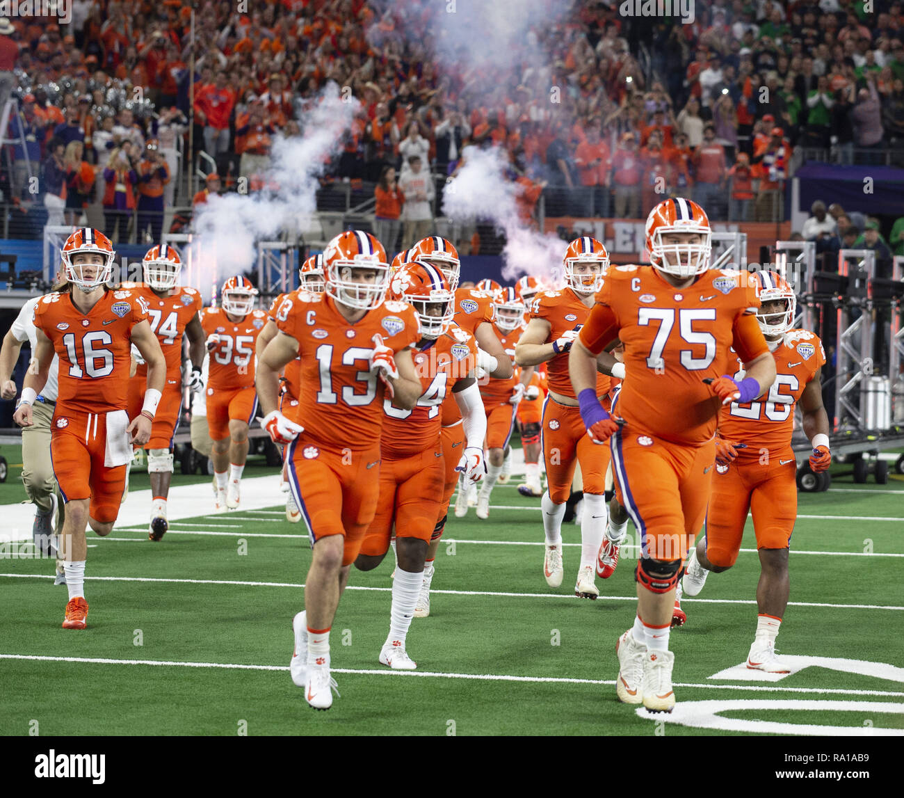 Arlington, Texas, USA. Dec 29, 2018. Clemson joueurs d'entrer dans le champ. Credit : Hoss McBain/ZUMA/Alamy Fil Live News Banque D'Images