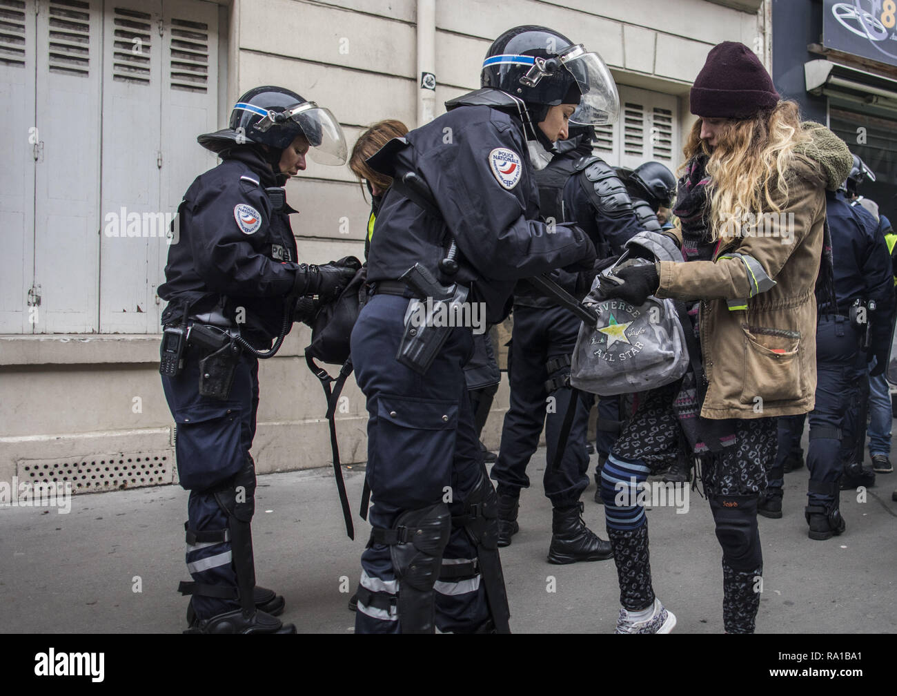 Gilets Jaunes Loin Des Rassemblements Parisiens Une