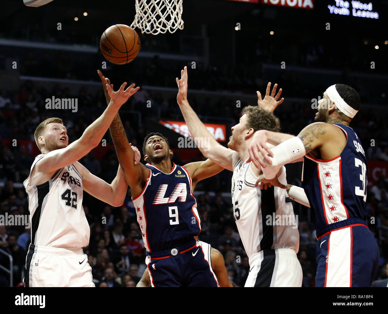 Los Angeles, Californie, USA. Dec 29, 2018. Los Angeles Clippers' Tyrone Wallace (9) batailles pour un rebond contre San Antonio Spurs' Davis Bertans (42) et Jakob Poeltl (25) au cours d'un match de basket NBA entre les Los Angeles Clippers et San Antonio Spurs Samedi, le 29 décembre 2018, à Los Angeles. Les Spurs gagné 122-111. Ringo : crédit Chiu/ZUMA/Alamy Fil Live News Banque D'Images