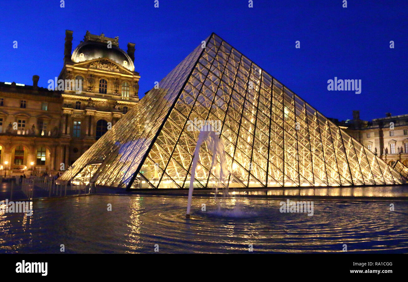 Paris, France. Dec 22, 2018. Musée du Louvre, la nuit, à Paris. Credit : Keith Mayhew SOPA/Images/ZUMA/Alamy Fil Live News Banque D'Images