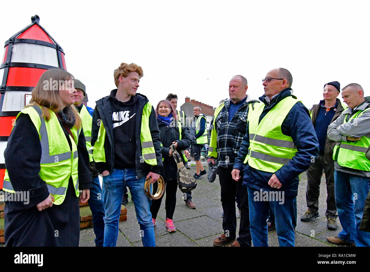 Bridgewater, Somerset, Royaume-Uni. Le 30 décembre 2018. UK à Bridgewater Gilet jaune manifestants descendent dans les rues et les quais de Bridgewater mars à Sedgemoor District bureau conseil Bridgewater House à King's Square, dans les protestations contre les conseillers locaux Dépenses élevées et la façon dont les choses sont gérées. Crédit : Robert Timoney/Alamy Live News Banque D'Images