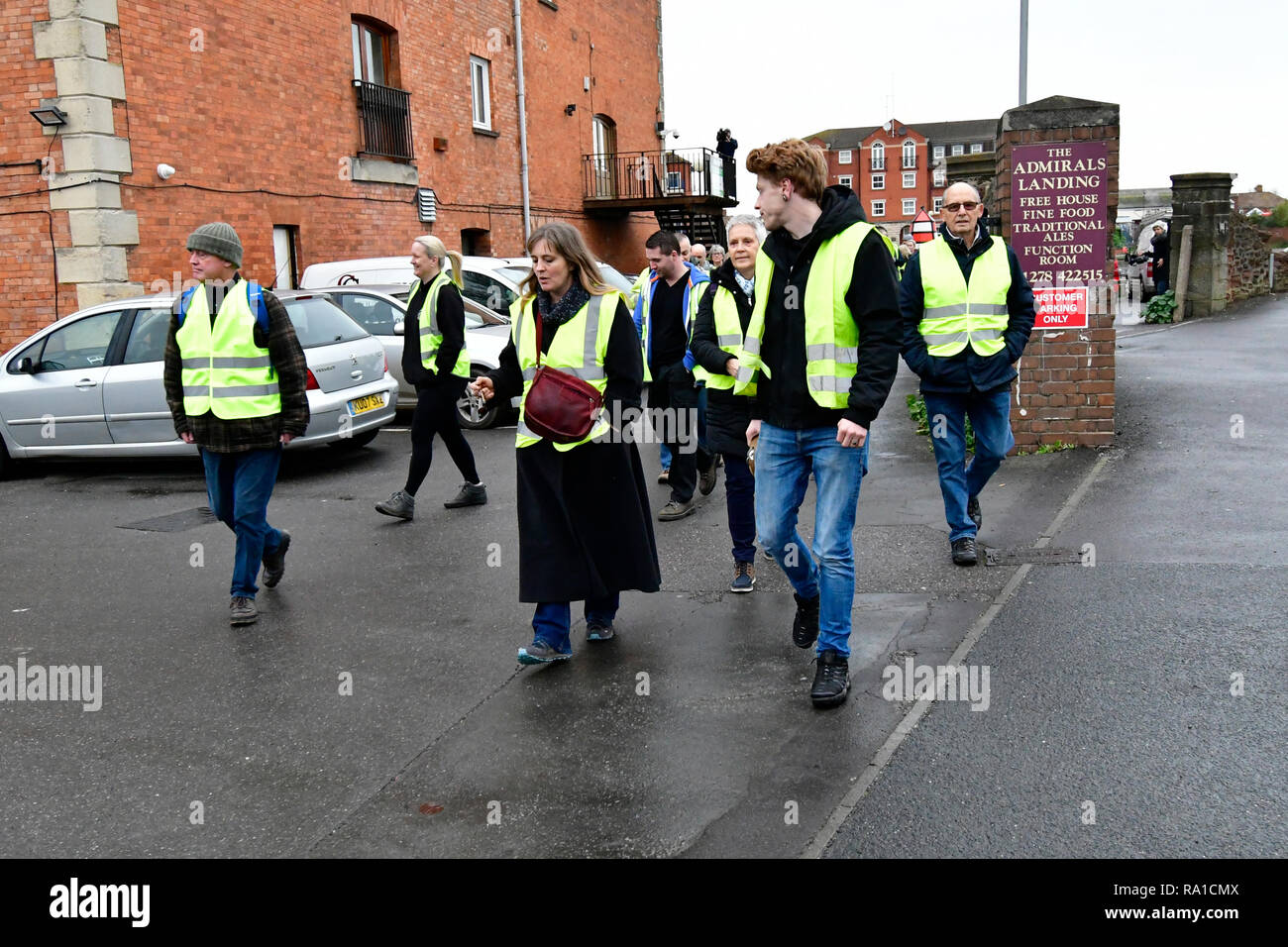 Bridgewater, Somerset, Royaume-Uni. Le 30 décembre 2018. UK à Bridgewater Gilet jaune manifestants descendent dans les rues et les quais de Bridgewater mars à Sedgemoor District bureau conseil Bridgewater House à King's Square, dans les protestations contre les conseillers locaux Dépenses élevées et la façon dont les choses sont gérées. Crédit : Robert Timoney/Alamy Live News Banque D'Images