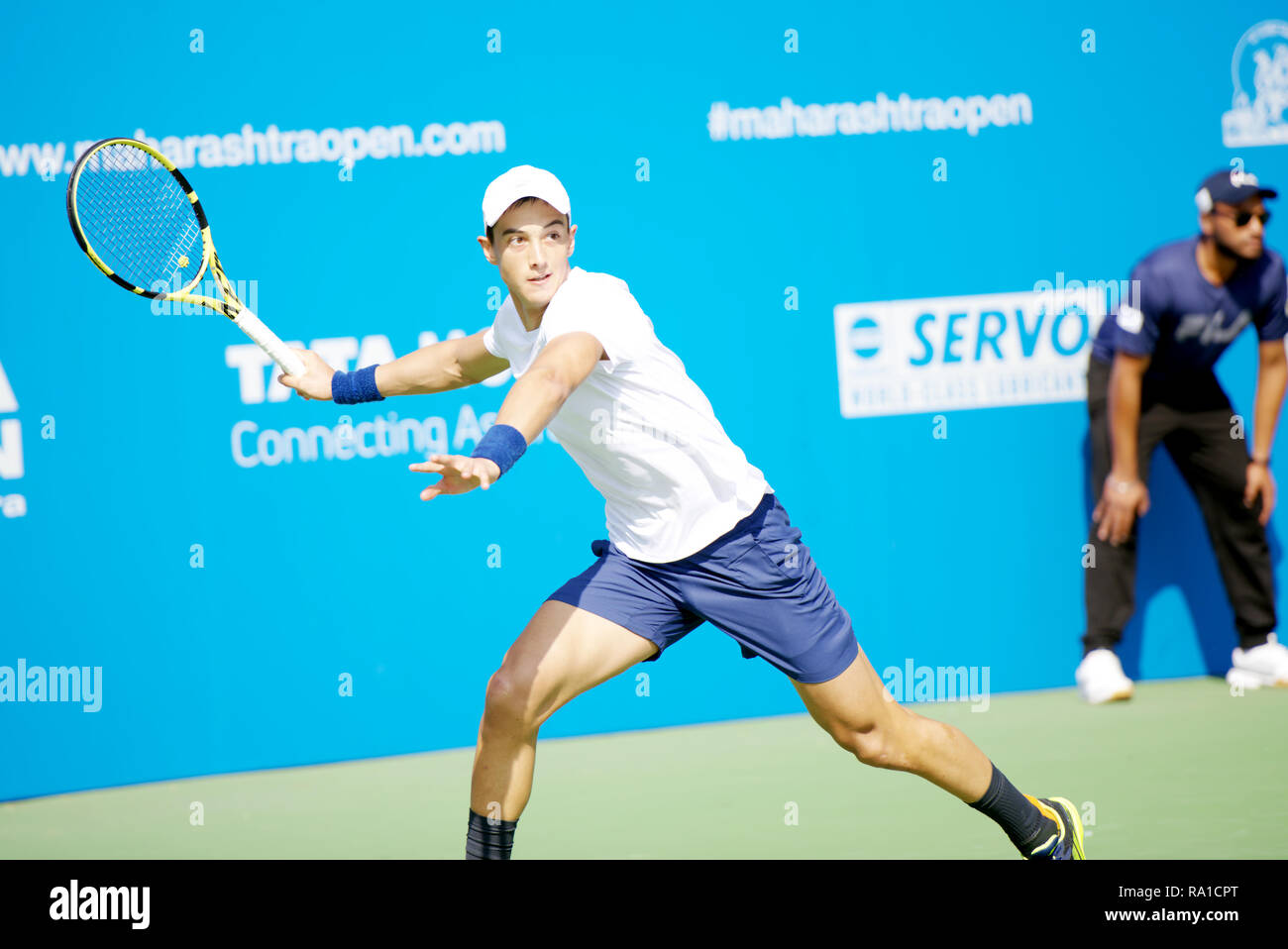 Pune, Inde. Le 30 décembre 2018. Antoine Hoang de la France en action dans le tour final de la qualification des célibataires compétition à Tata ouvrir le tournoi de tennis ATP de Maharashtra à Pune, en Inde. Credit : Karunesh Johri/Alamy Live News Banque D'Images