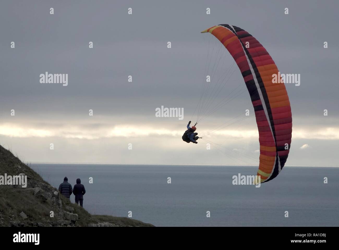 Portland, Dorset, UK. Le 30 décembre 2018. Parapente à plage de Chesil, Portland, Dorset Crédit : Finnbarr Webster/Alamy Live News Banque D'Images