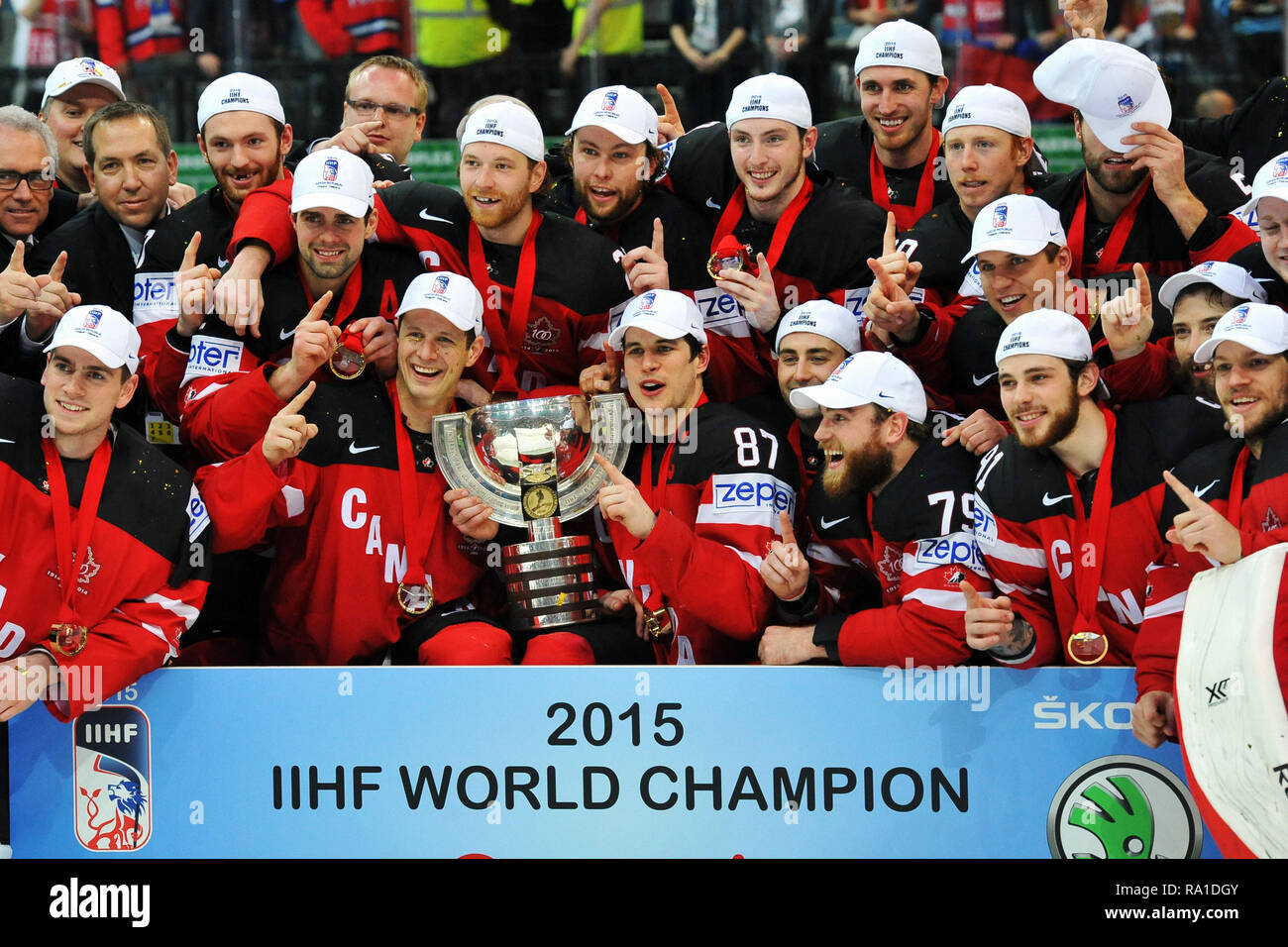 17 mai 2015 - Prague, République tchèque - Équipe Canada pose avec le trophée après avoir remporté le championnat du monde de hockey 2015 dernier match de championnat entre le Canada contre la Russie, 6:1, à l'O2 Arena de Prague, République tchèque, le 17 mai 2015. *** *** Local Caption Kanada-Team¤stellt mit der TrophÃ e nach dem Gewinn der 2015 CHAMPIONNAT Finale Eishockey-Weltmeisterschaft zwischen Kanada vs Russland, 6:1, in der O2-Arena de Prague, am 17 Mai 2015. (Crédit Image : © Slavek Ruta/Zuma sur le fil) Banque D'Images