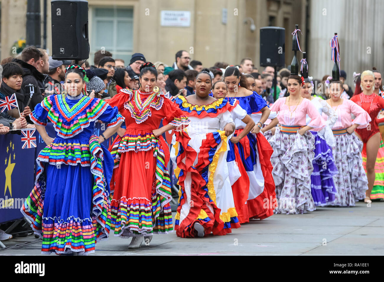 Trafalgar Square, Londres, le 30 mai 2018. Carnaval del Pueblo apporter certaines danses latino-américaines et coloré amusant à Londres. Cheerleaders, bandes et autres participants de la London défilé du Nouvel An sont réunis à Trafalgar Square pour un show spectaculaire et un aperçu de la parade de demain. Banque D'Images