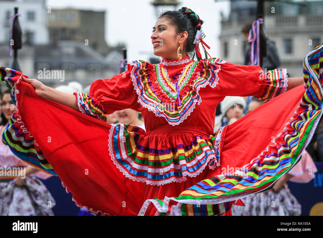 Trafalgar Square, Londres, le 30 mai 2018. Carnaval del Pueblo apporter certaines danses latino-américaines et coloré amusant à Londres. Cheerleaders, bandes et autres participants de la London défilé du Nouvel An sont réunis à Trafalgar Square pour un show spectaculaire et un aperçu de la parade de demain. Banque D'Images
