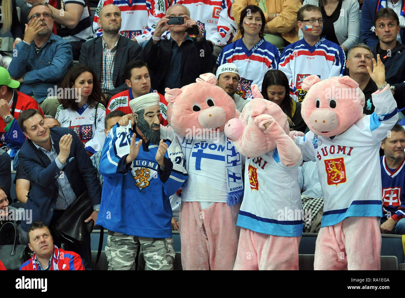 Prague, République tchèque. 14 mai, 2015. Der Eishockey-WM 2015, am 14 mai 2015, im Prag, République tchèque. Das Viertelfinale, Finlande gegen Spanien, 3:5. Fans aus la Finlande. *** *** Local Caption Fans de Finlande au cours de l'année 2015 Championnat du monde de hockey 2009 quart finale entre la Finlande contre la République tchèque à l'O2 Arena de Prague, République tchèque, le 14 mai 2015. Credit : Slavek Ruta/ZUMA/Alamy Fil Live News Banque D'Images