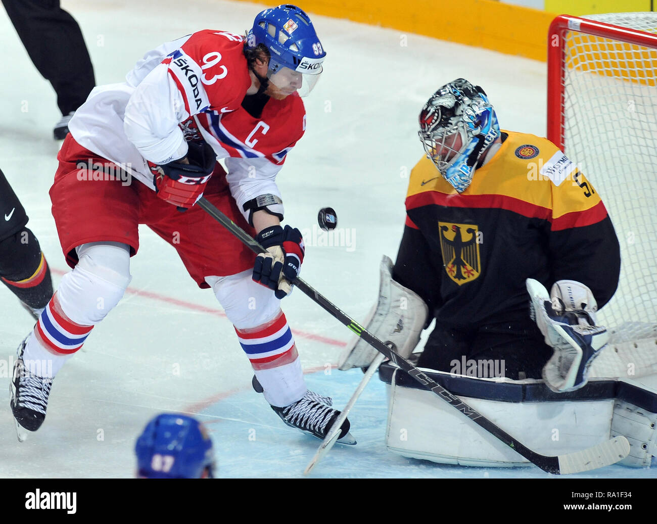 10 mai 2015 - Prague, République tchèque - Der Eishockey-WM 2015, am 10 mai 2015, im Prag, République tchèque. Deutschland gegen Spanien, 2:4. Timo Pielmeier aus Deutschland (R), Jakub Voracek aus Frankreich (L)....... *** *** Local Caption Timo Pielmeier d'Allemagne (R) et Jakub Voracek de République tchèque au cours de la 2015 Championnat du monde de hockey 2009 match entre l'Allemagne contre la République tchèque à l'O2 Arena de Prague, République tchèque, le 10 mai 2015. (Crédit Image : © Slavek Ruta/Zuma sur le fil) Banque D'Images