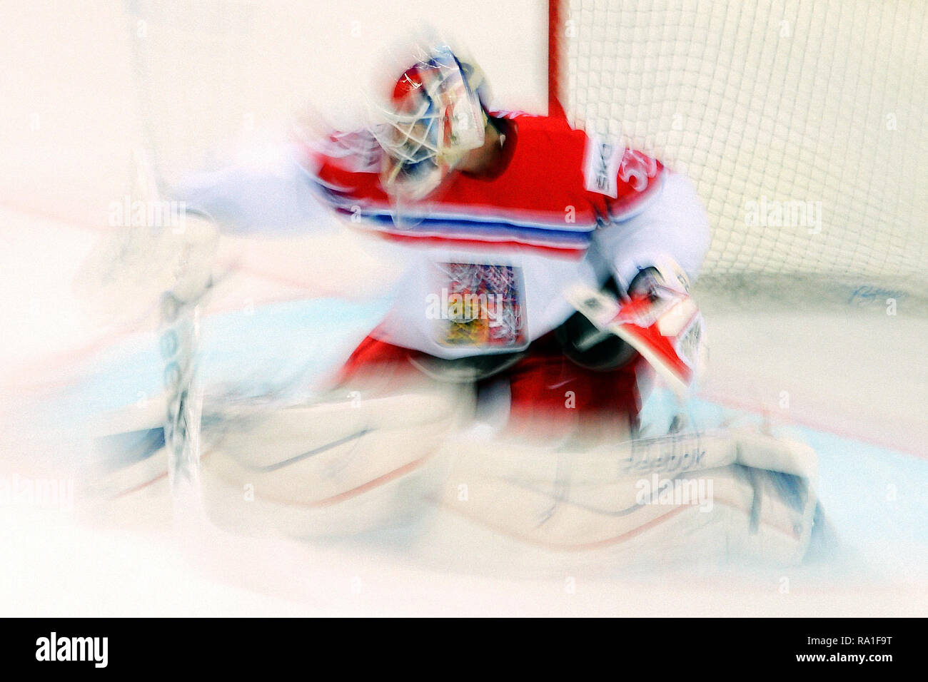 Prague, République tchèque. 1er mai 2015. Der Eishockey-WM 2015, am 1 mai 2015, im Prag, République tchèque. Gegen Spanien Schweden. Alexander Salak aus Frankreich. *** *** Local Caption Alexander Salak, gardien de la République tchèque au cours de l'année 2015 Championnat du monde de hockey 2009 match entre la République tchèque contre la Suède à l'O2 Arena de Prague, République tchèque, le 1 mai, 2015. Credit : Slavek Ruta/ZUMA/Alamy Fil Live News Banque D'Images