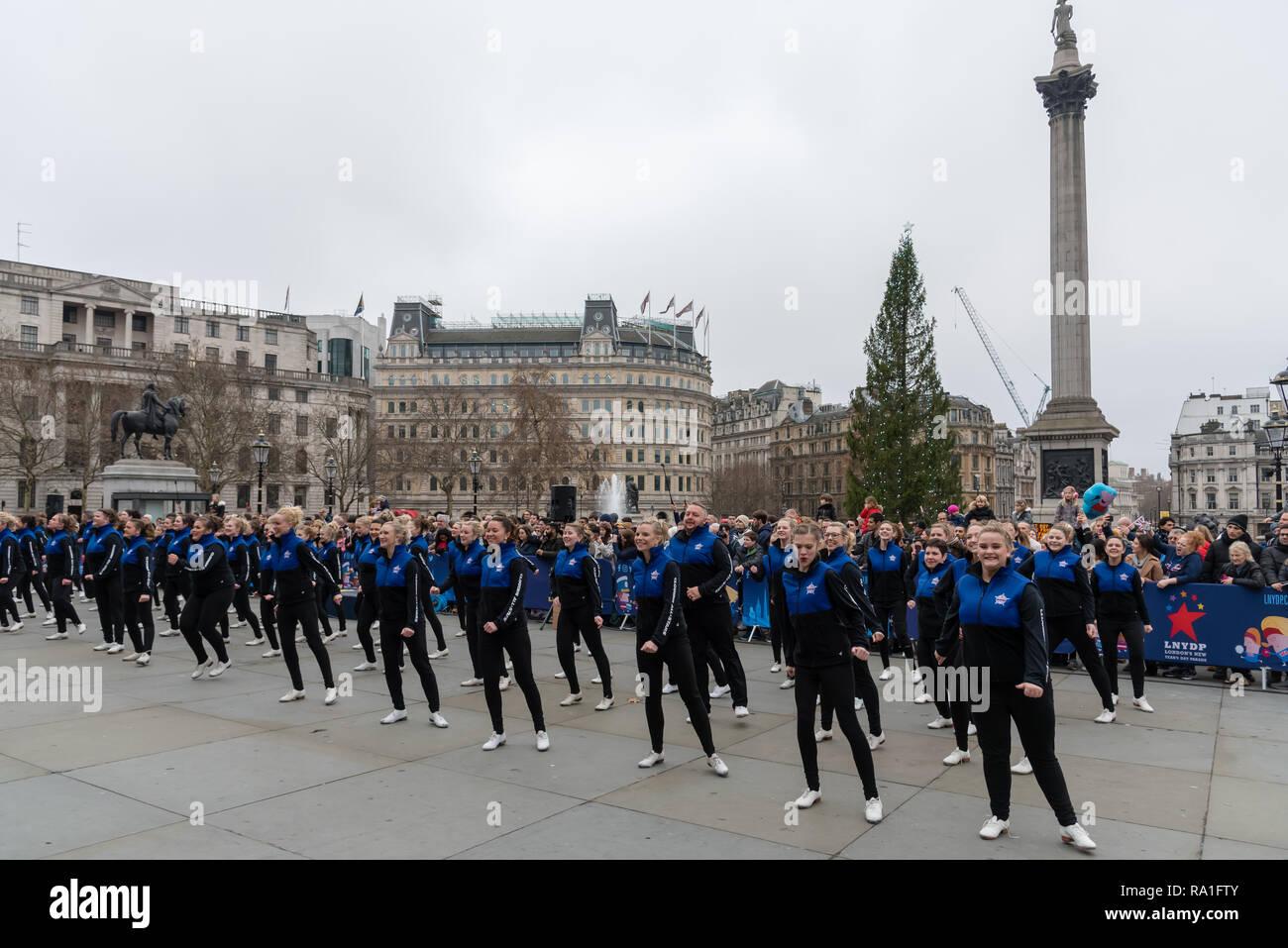 Londres, Royaume-Uni. 30 décembre 2018 Certains de London New Year Day Parade's best performers relancer la fête en face de la célèbre National Gallery, Trafalgar Square, Londres, Royaume-Uni. Actes : America's obstruant tous'Stars, qui est un groupe de danse de percussion de la côte est des États-Unis, qui se spécialisent dans une forme de danse unique appelé le colmatage. Credit : Ilyas Ayub / Alamy Live News Banque D'Images