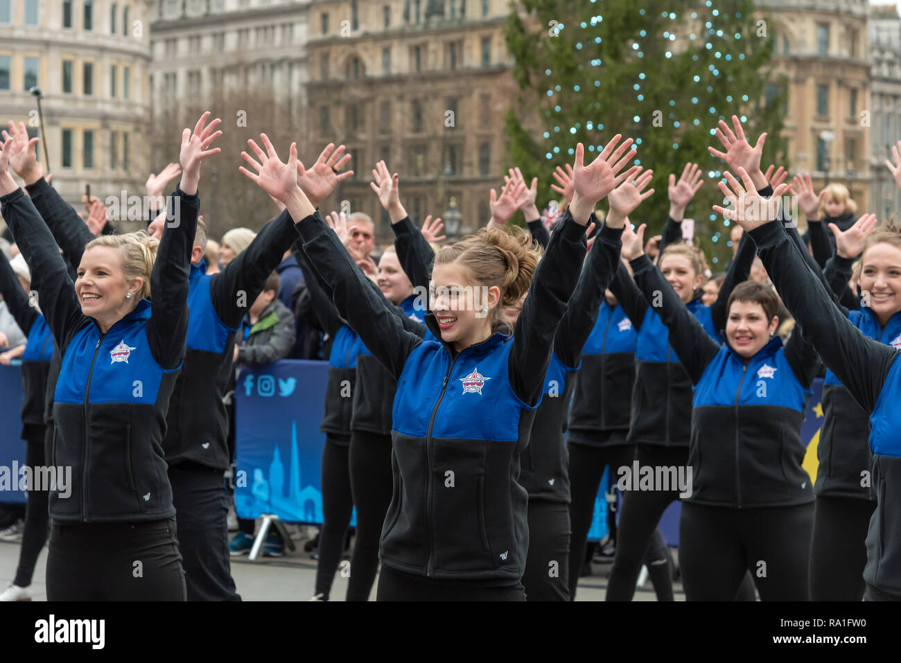 Londres, Royaume-Uni. 30 décembre 2018 Certains de London New Year Day Parade's best performers relancer la fête en face de la célèbre National Gallery, Trafalgar Square, Londres, Royaume-Uni. Actes : America's obstruant tous'Stars, qui est un groupe de danse de percussion de la côte est des États-Unis, qui se spécialisent dans une forme de danse unique appelé le colmatage. Credit : Ilyas Ayub / Alamy Live News Banque D'Images
