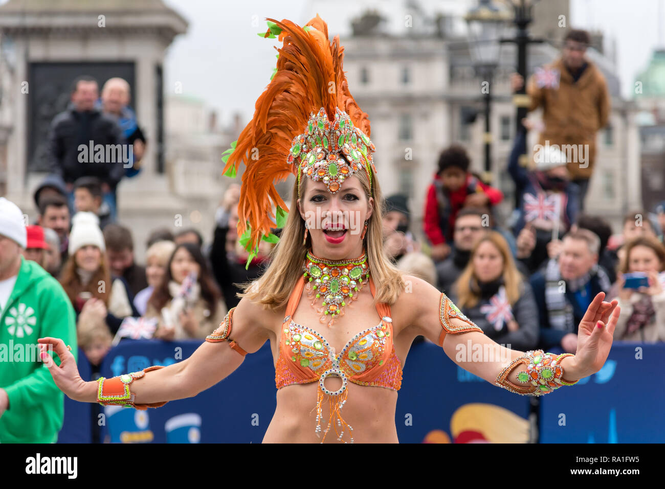 Londres, Royaume-Uni. 30 décembre 2018 Certains de London New Year Day Parade's best performers relancer la fête en face de la célèbre National Gallery, Trafalgar Square, Londres, Royaume-Uni. Actes comprennent la London School of Samba, qui ont été d'aider les gens à faire l'expérience de carnaval brésilien de la culture depuis 1984. Credit : Ilyas Ayub / Alamy Live News Banque D'Images