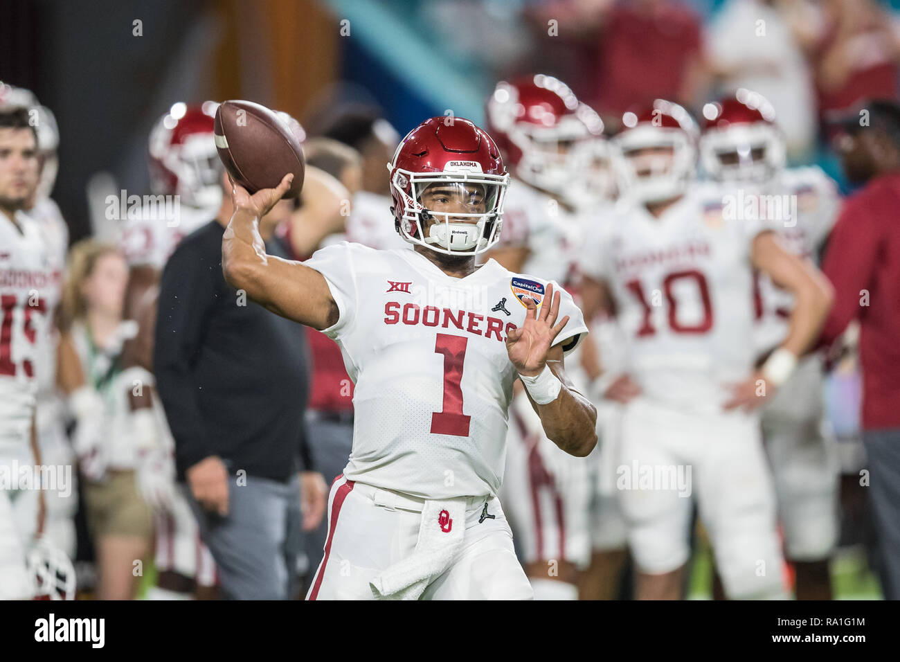 En Floride, aux États-Unis. Dec 29, 2018. Oklahoma Sooners quarterback Kyler Murray (1) se réchauffe avant le match contre l'Alabama Crimson Tide pour le Capital One Bowl 2018 Orange au Hard Rock Stadium le 29 décembre 2018 en Floride. Credit : Travis Pendergrass/ZUMA/Alamy Fil Live News Banque D'Images