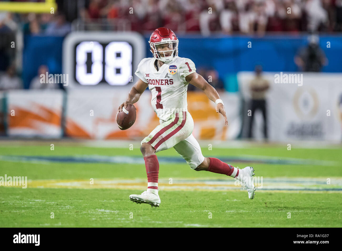 En Floride, aux États-Unis. Dec 29, 2018. Oklahoma Sooners quarterback Kyler Murray (1) et des mains à l'arrière terrain au cours de l'Orange Bowl 2018 Capital One au Hard Rock Stadium le 29 décembre 2018 en Floride. Credit : Travis Pendergrass/ZUMA/Alamy Fil Live News Banque D'Images