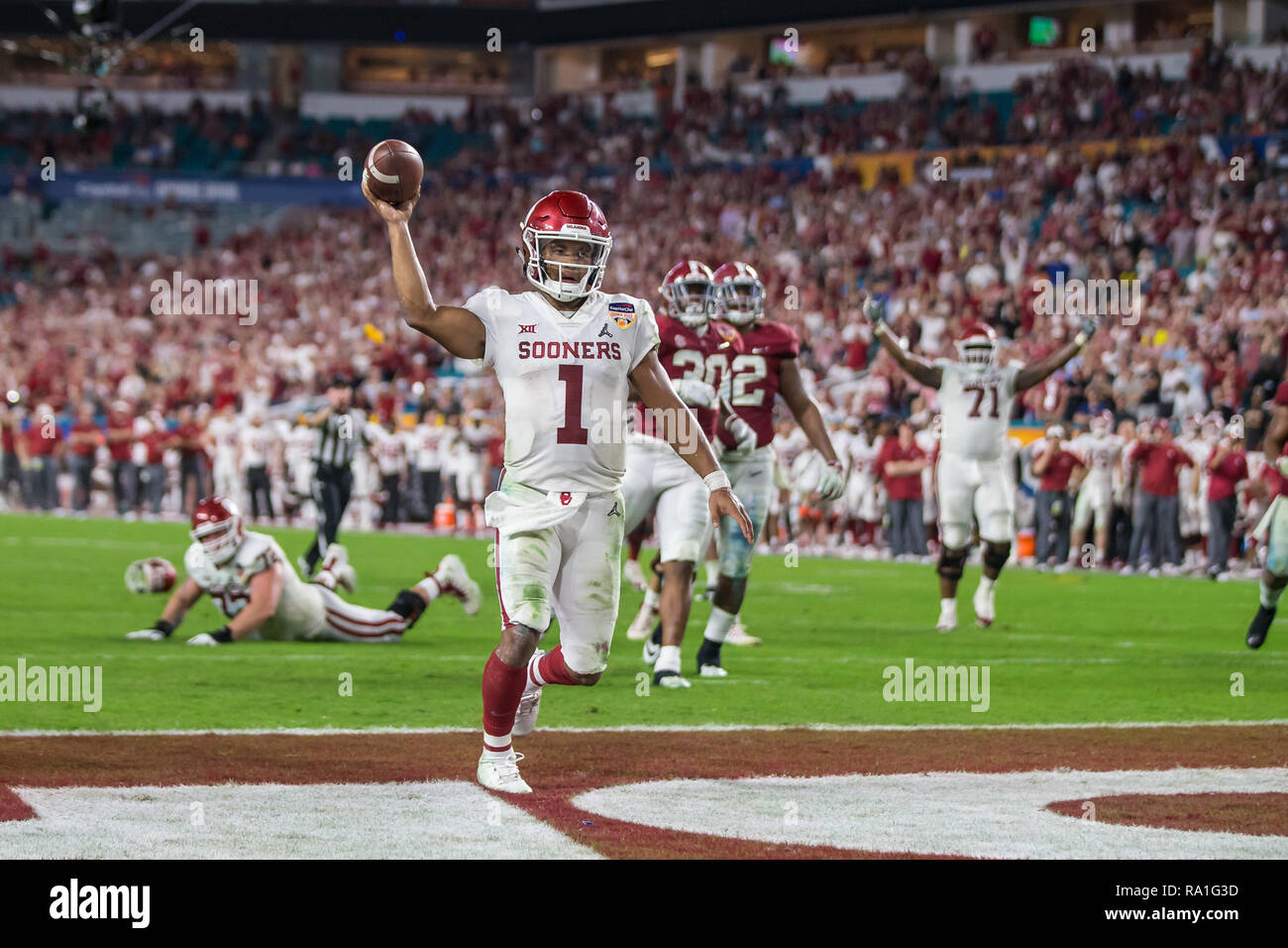 En Floride, aux États-Unis. Dec 30, 2018. Oklahoma Sooners quarterback Kyler Murray (1) saute dans la zone des buts pour un 8 verges contre l'Alabama Crimson Tide dans la Capital One 2018 au Hard Rock Orange Bowl Stadium le 29 décembre 2018 en Floride. Credit : Travis Pendergrass/ZUMA/Alamy Fil Live News Banque D'Images