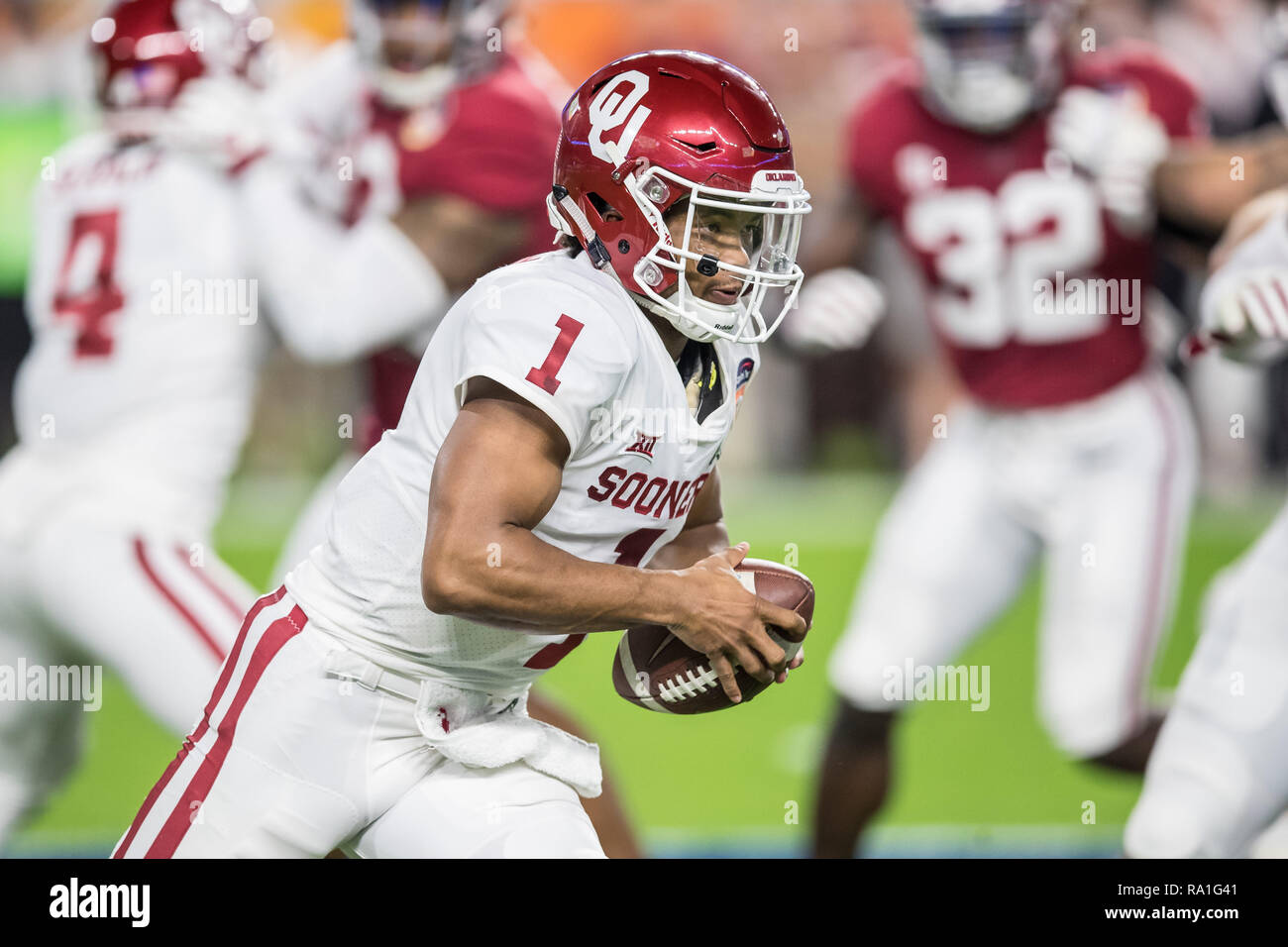 En Floride, aux États-Unis. Dec 29, 2018. Oklahoma Sooners quarterback Kyler Murray (1) porte la balle pour 3 yards au cours de la 2018 Capital One Orange Bowl contre l'Alabama Crimson Tide au Hard Rock Stadium le 29 décembre 2018 en Floride. Credit : Travis Pendergrass/ZUMA/Alamy Fil Live News Banque D'Images