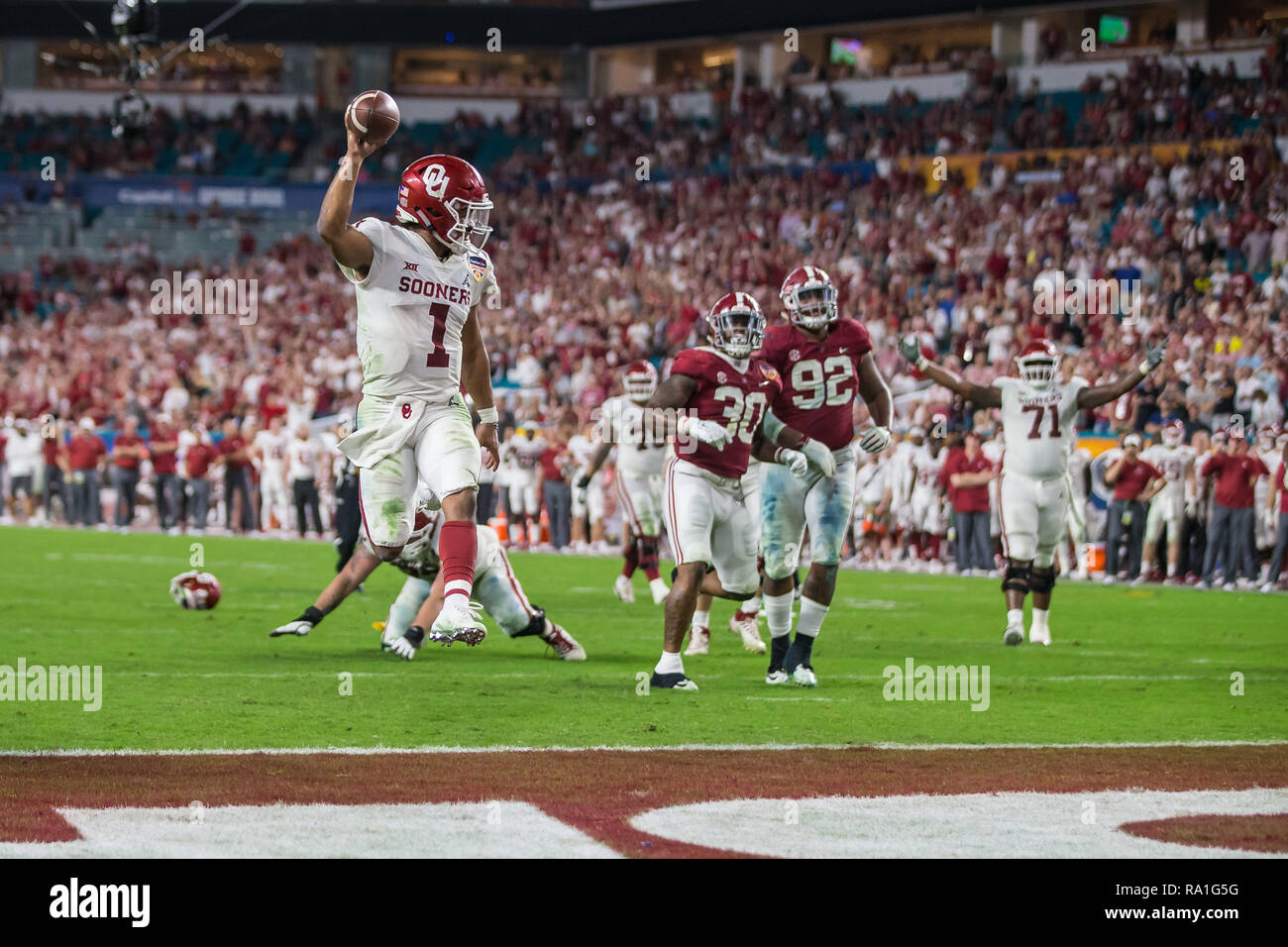 En Floride, aux États-Unis. Dec 30, 2018. Oklahoma Sooners quarterback Kyler Murray (1) saute dans la zone des buts pour un 8 verges contre l'Alabama Crimson Tide dans la Capital One 2018 au Hard Rock Orange Bowl Stadium le 29 décembre 2018 en Floride. Credit : Travis Pendergrass/ZUMA/Alamy Fil Live News Banque D'Images