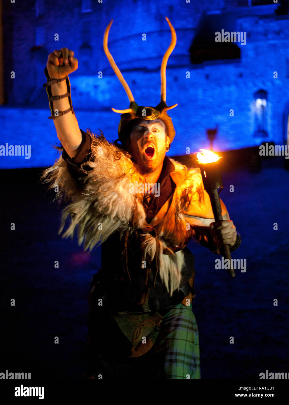 Edinburgh, Royaume-Uni. 30 décembre 2018. L'Edinburgh Hogmanay 19 célébrations, Pre-Torchlight Photocall Procession avec les membres d'PyroCeltica, pionnière de l'Ecosse Celtic Fire Theatre company sur l'esplanade du château d'Édimbourg. Avant d'entre eux menant la Procession. Banque D'Images