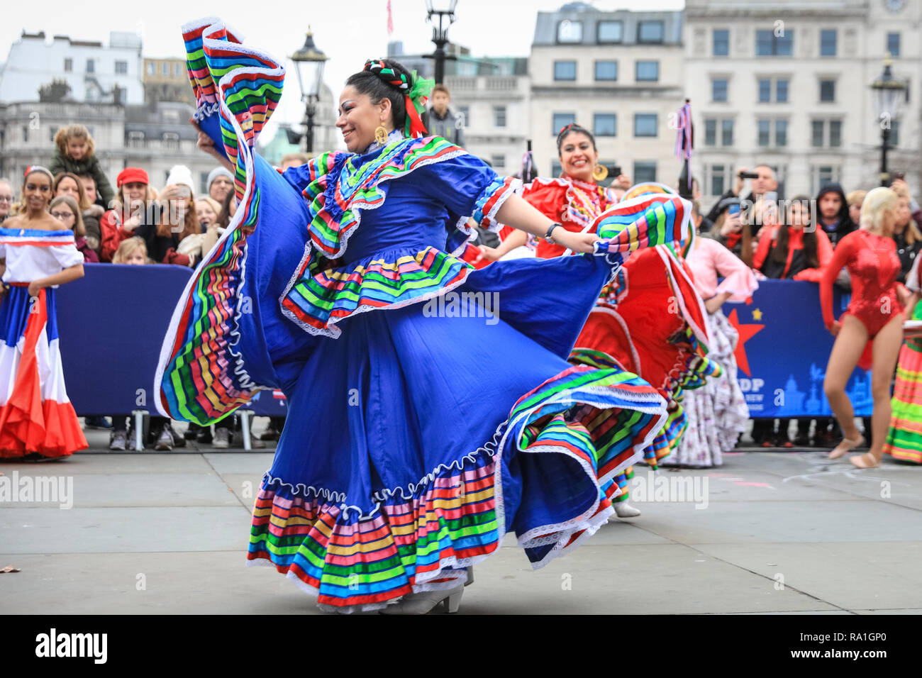 Trafalgar Square, Londres, le 30 mai 2018. Carnaval del Pueblo apporter certaines danses latino-américaines et coloré amusant à Londres. Cheerleaders, bandes et autres participants de la London défilé du Nouvel An sont réunis à Trafalgar Square pour un show spectaculaire et un aperçu de la parade de demain. Banque D'Images
