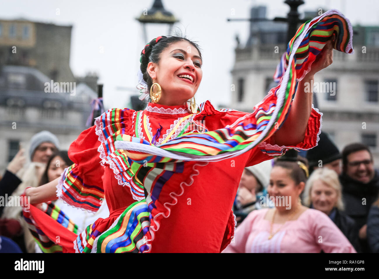Trafalgar Square, Londres, le 30 mai 2018. Carnaval del Pueblo apporter certaines danses latino-américaines et coloré amusant à Londres. Cheerleaders, bandes et autres participants de la London défilé du Nouvel An sont réunis à Trafalgar Square pour un show spectaculaire et un aperçu de la parade de demain. Banque D'Images