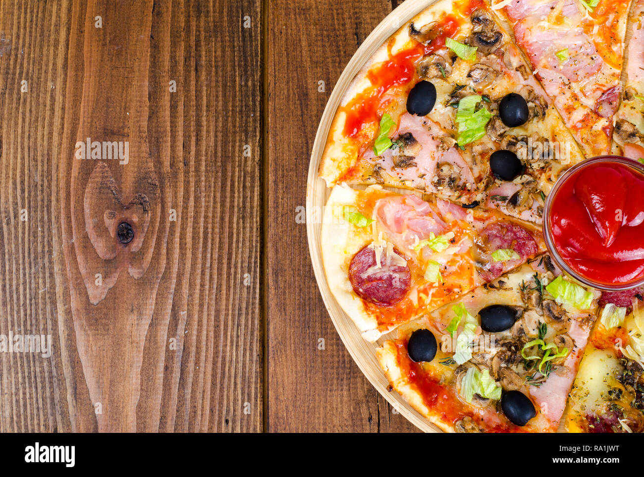 Six tranches de pizza avec des garnitures différentes sur planche de bois. Studio Photo Banque D'Images