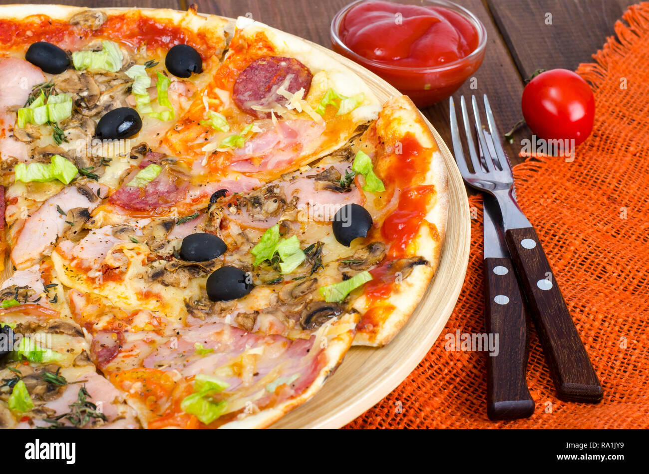 Six tranches de pizza avec des garnitures différentes sur planche de bois. Studio Photo Banque D'Images