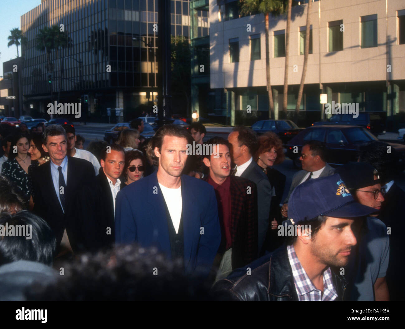 Los Angeles, CA - le 28 juin : réalisateur Richard Benjamin et réalisateur Michael Bay assister à Paramount Pictures' 'l'entreprise' création le 28 juin 1993, à l'Academy Theatre de Los Angeles, Californie. Photo de Barry King/Alamy Stock Photo Banque D'Images
