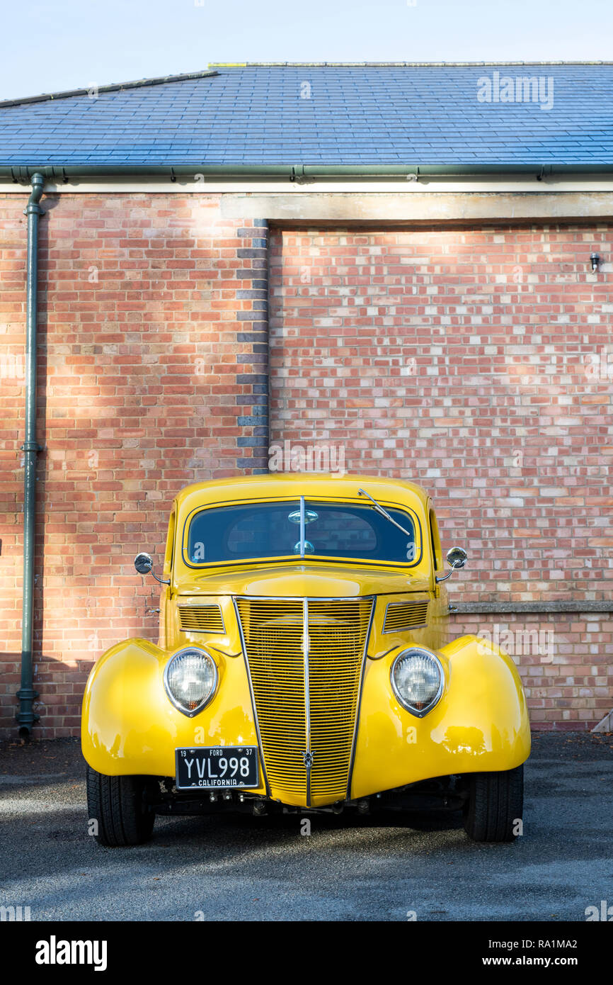 1937 Ford street rod jaune coupé à Bicester Heritage Centre. Oxfordshire, Angleterre Banque D'Images