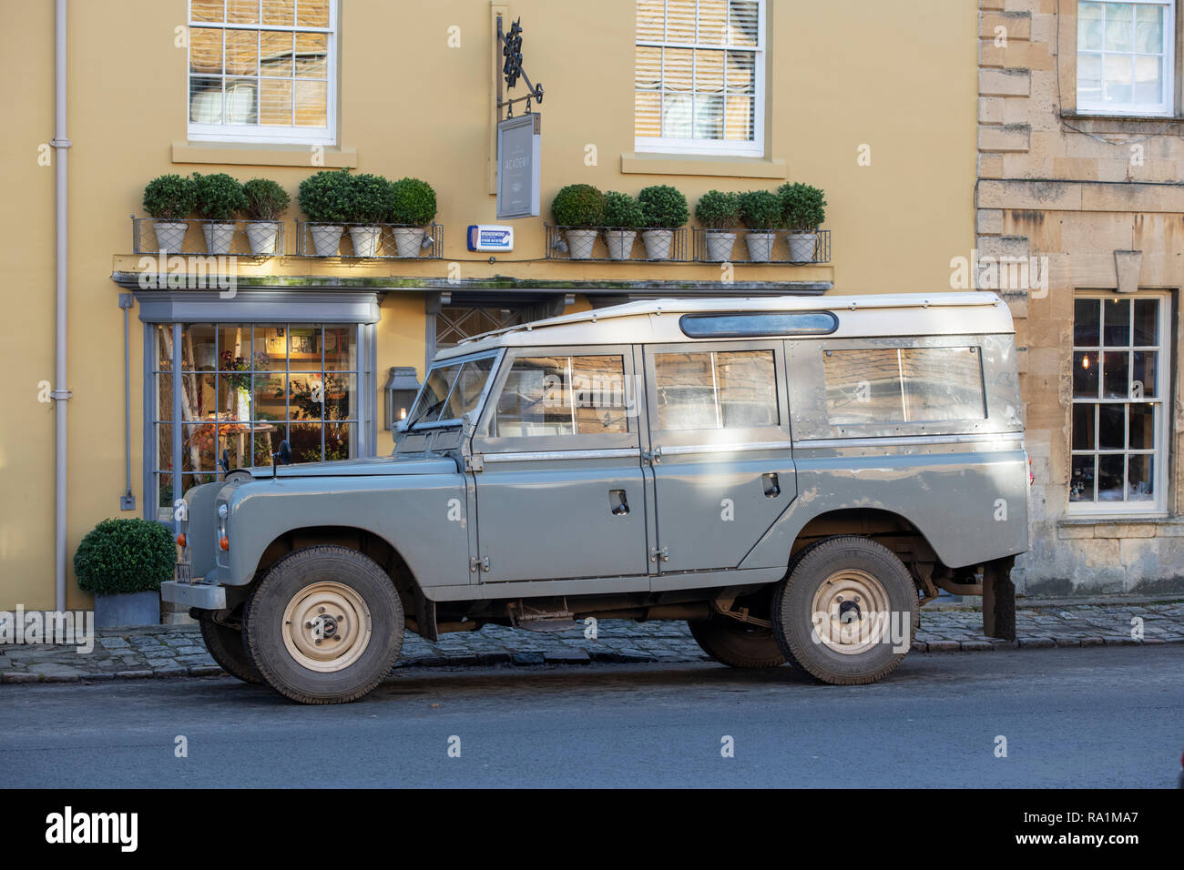 1970 Land Rover à l'extérieur d'un magasin à Chipping Campden, Cotswolds, Gloucestershire, Royaume-Uni Banque D'Images